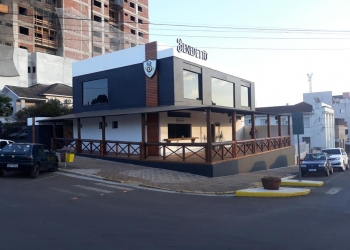 Comercial: Decoração e Paisagismo Benedetto Steak House